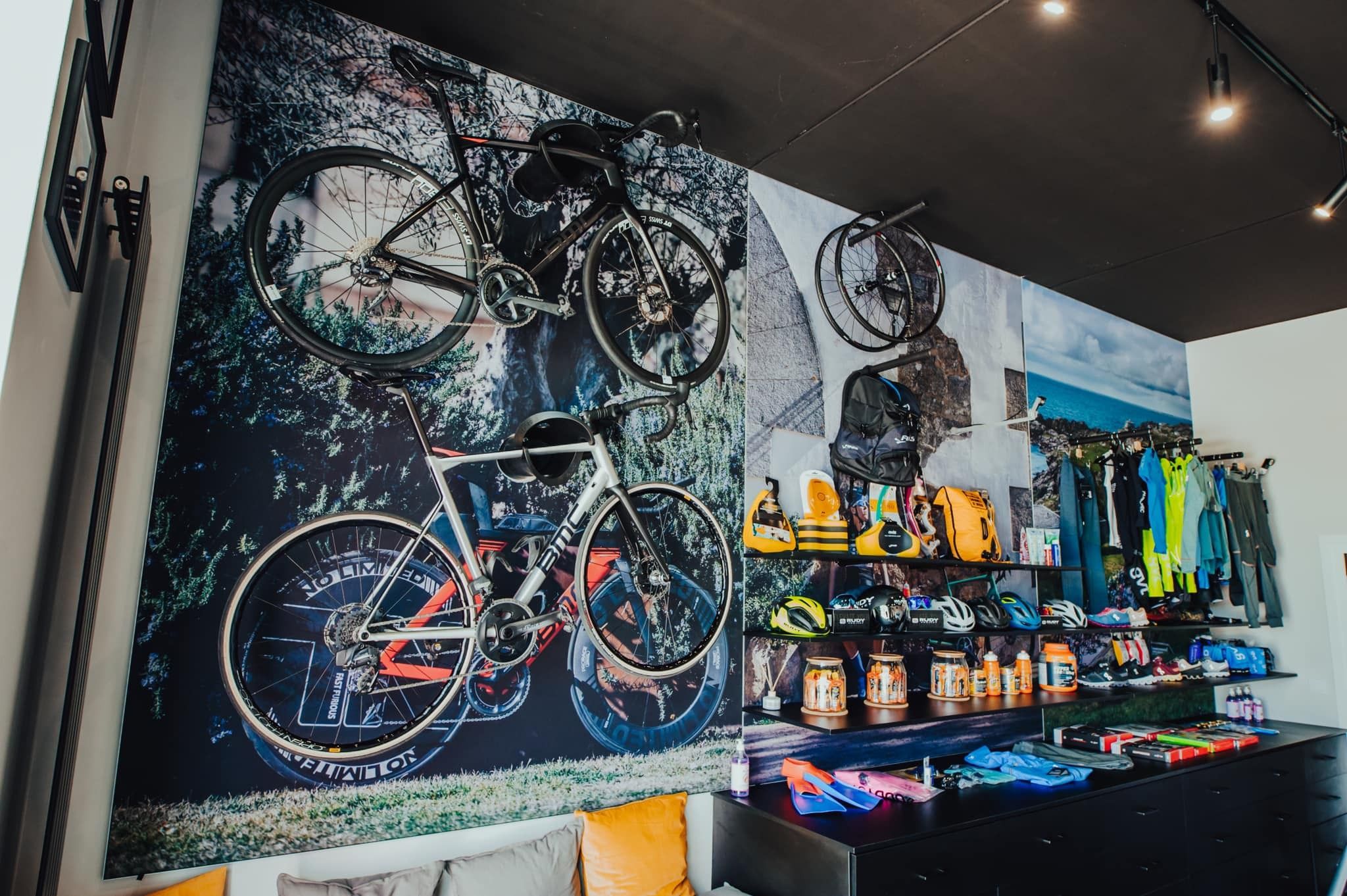 Textilný panel v obchodě s bicyklemi